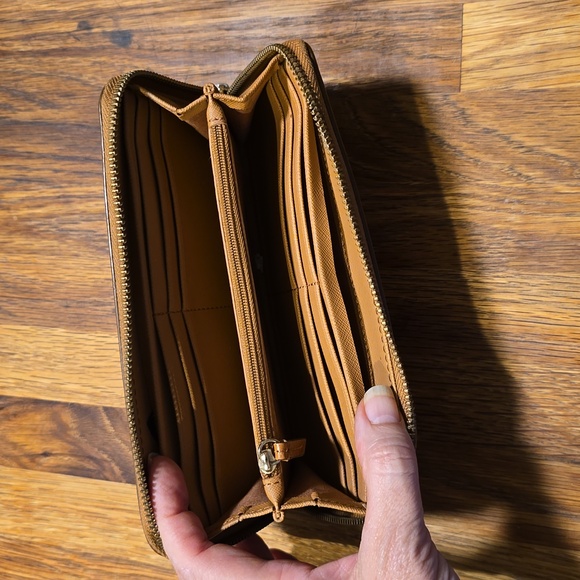 Fossil Tan Worn in Distressed Genuine Leather Zipper Wallet - Picture 3 of 4